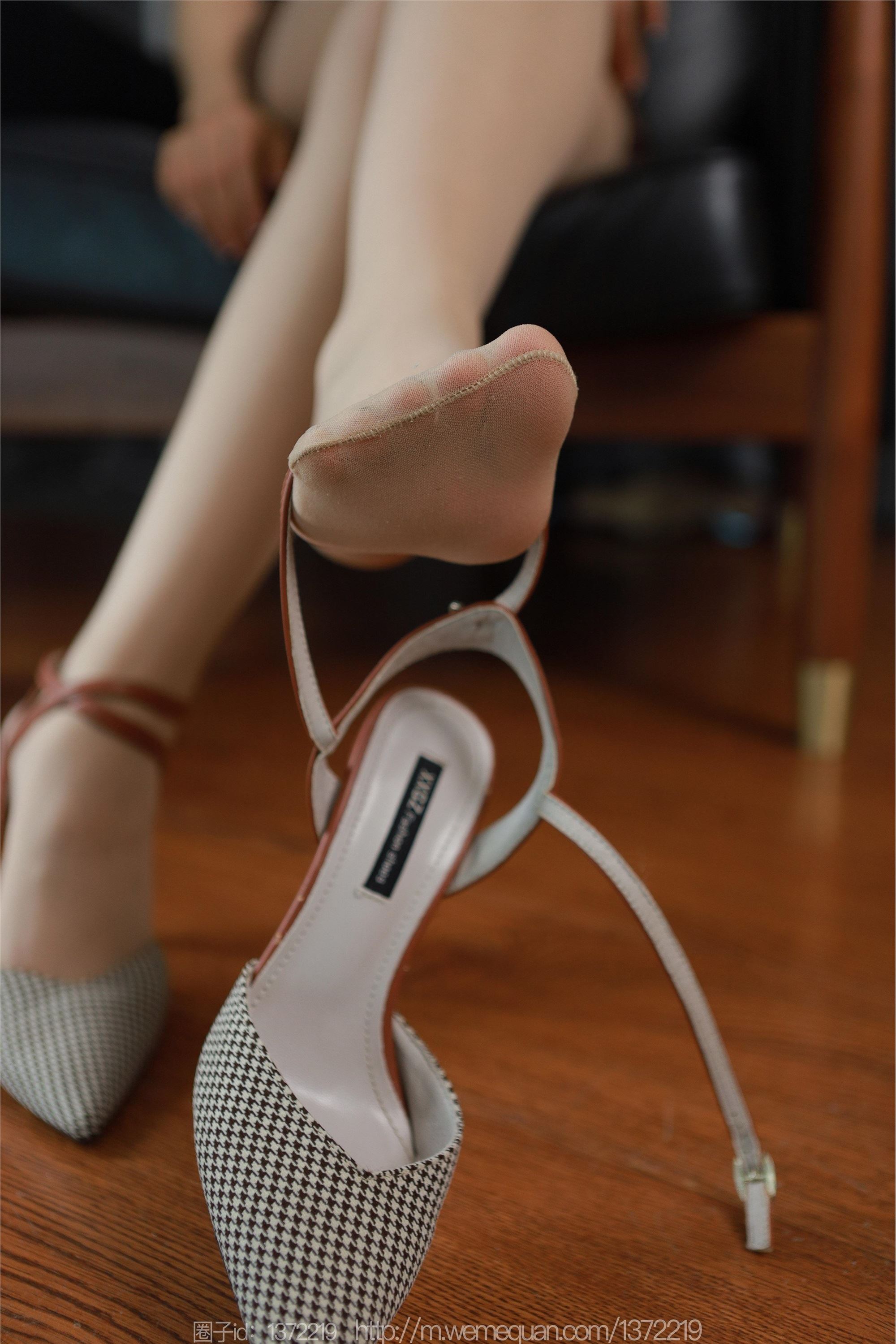 IESS异思趣向  2023.07.04 丝享家 1471 小金《咖色吊带短裙》